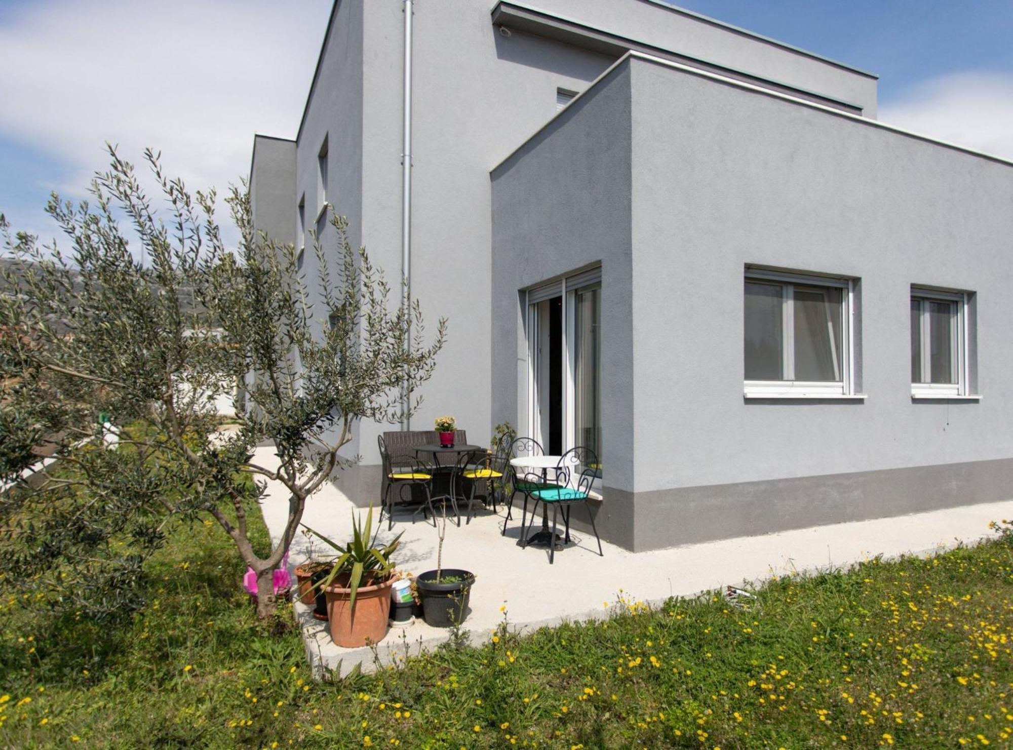 Trendy And Chic With Terrace And Private Garden Apartment